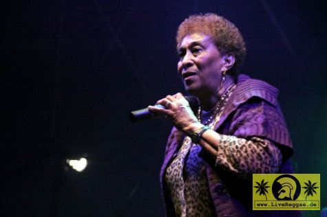 Doreen Shaffer (Jam) with Soulfood International 16. Cheimsee Reggae Festival - Übersee - Tent Stage 28. August 2010 (12).JPG